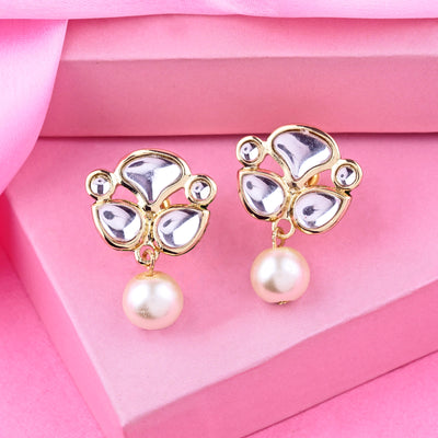 Fashionable Short kundan with white pearl earrings