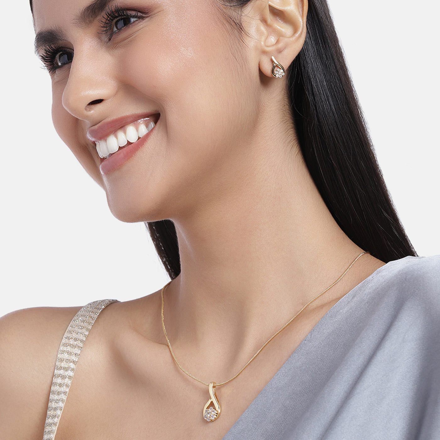 Gold Layered Dainty Diamante Necklace | Lovisa jewellery, Gold layers,  Stunning jewellery