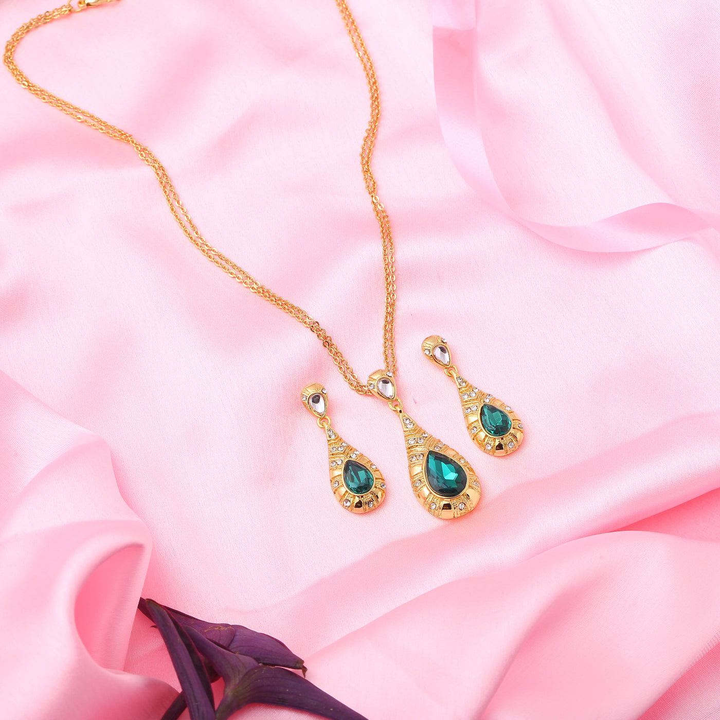 Estele - Elegant Emrald Drop halo pendant set for women