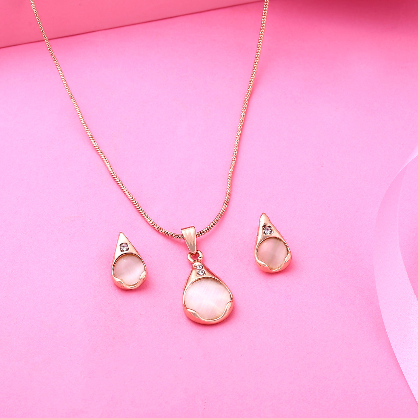 Rose Gold Crystal pendant Necklace For Girls And Women